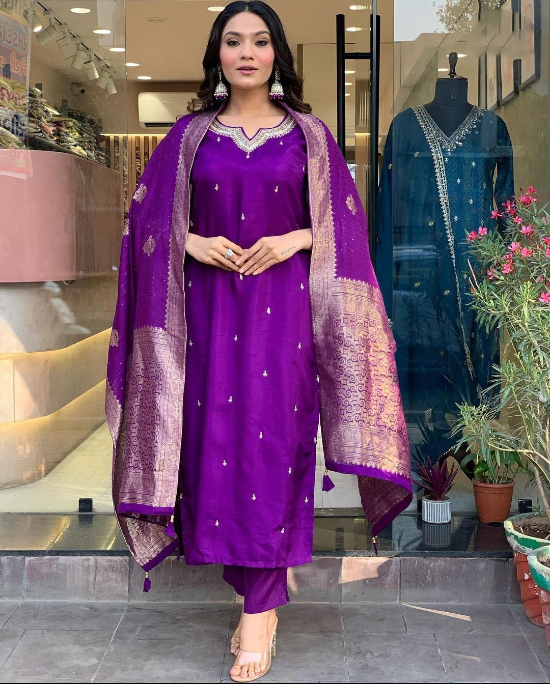 Aashii-Wine Attractive and Stunningly Beautiful Kurta Set