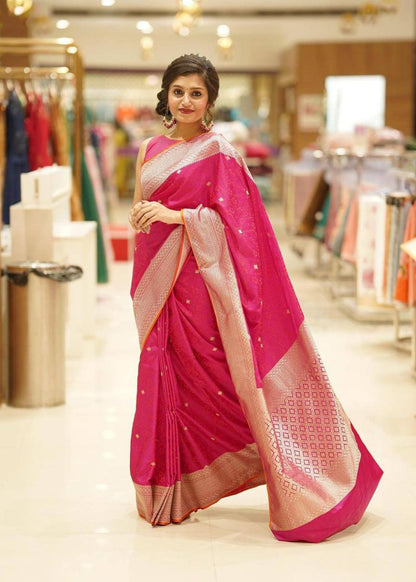 Elegant Pink Saree Featuring Rich Pallu and Intricate Jacquard Design