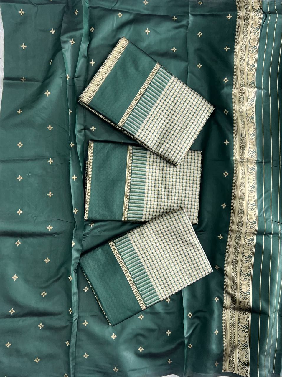Elegant Mehendi Dark Green Saree Featuring Rich Pallu and Intricate Jacquard Design