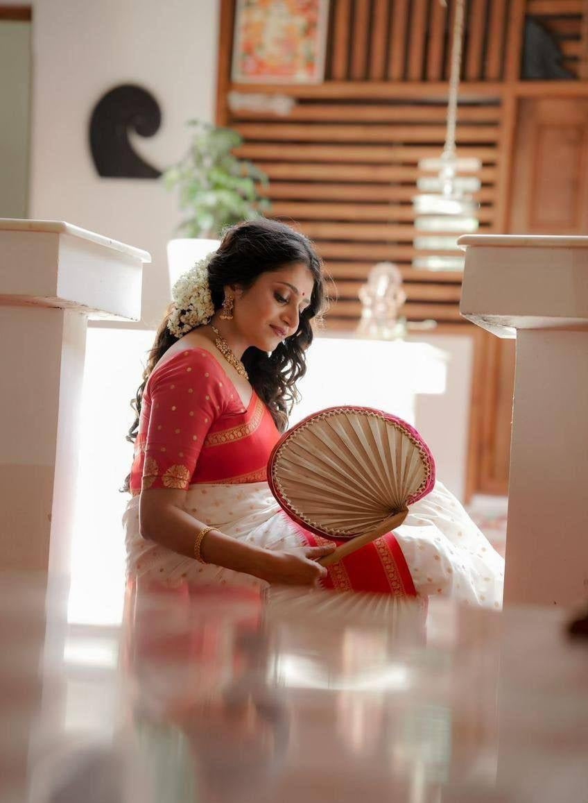 Golden Aura – White Saree with Red Border with All-Over Jacquard Work