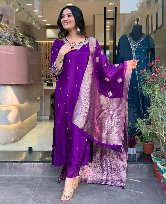 Aashii-Wine Attractive and Stunningly Beautiful Kurta Set