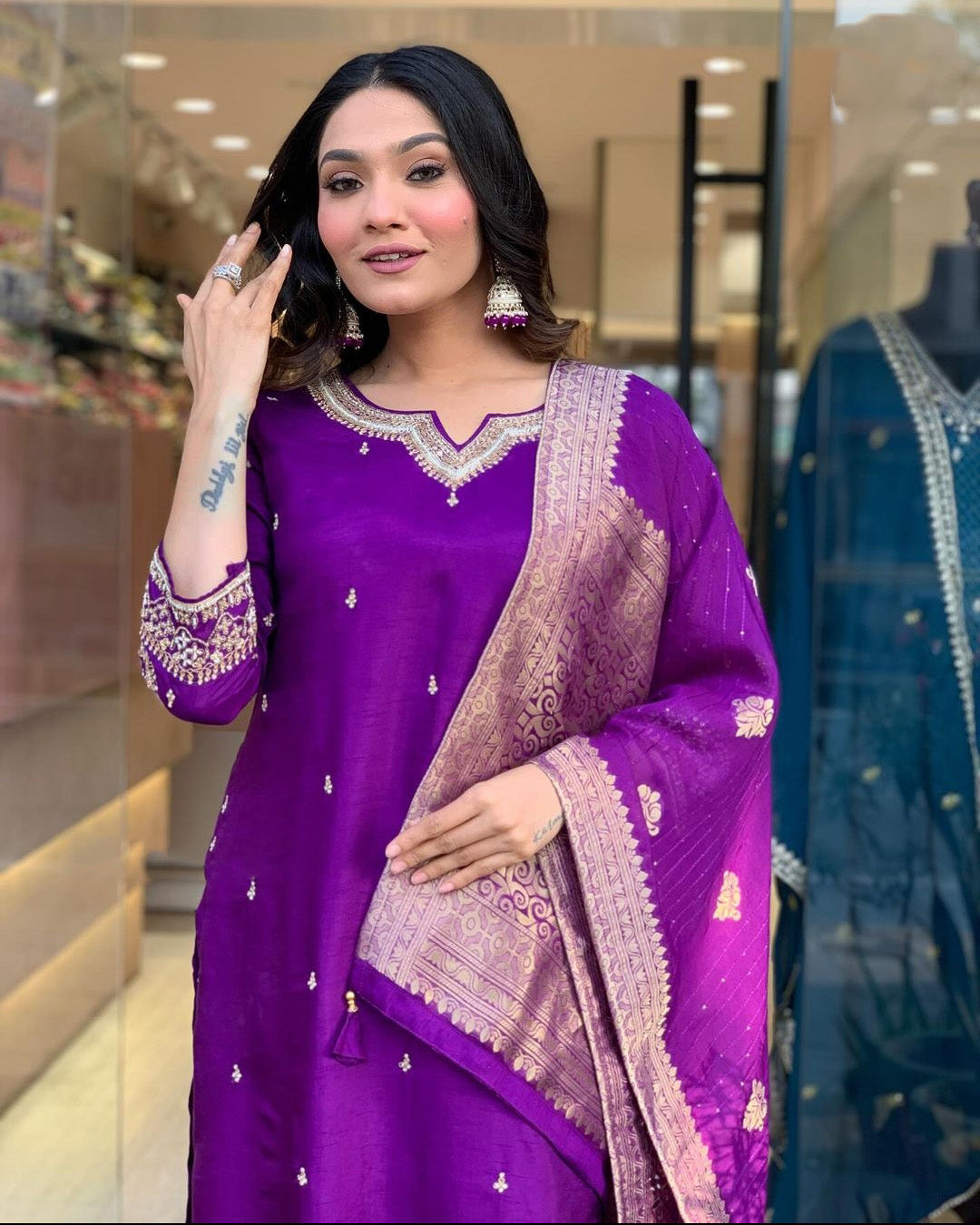 Aashii-Wine Attractive and Stunningly Beautiful Kurta Set